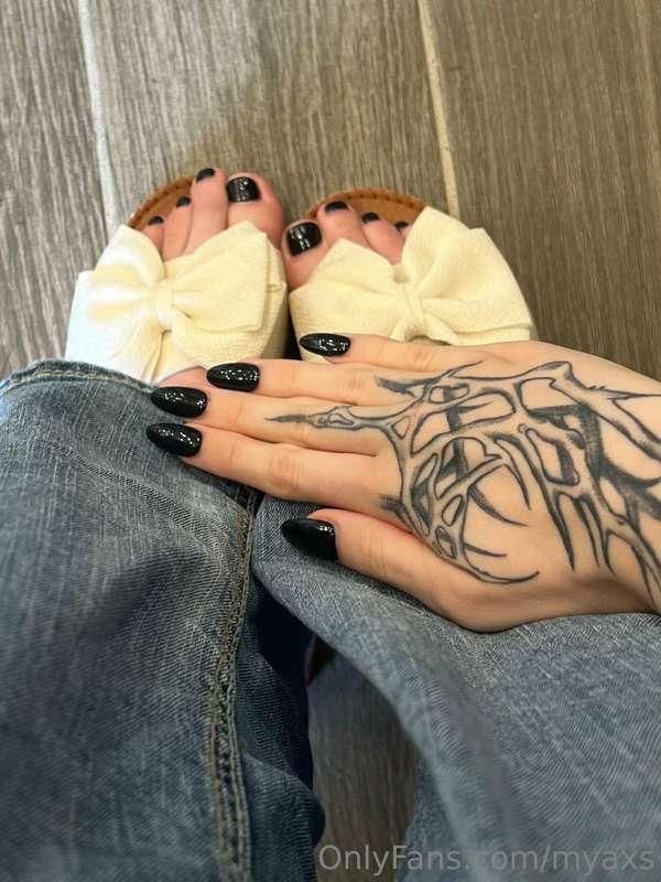 tip $5+ for all the pictures of my manicure and pedicure heh..