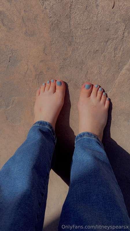 New pedicure; who dis 🩵🫐
