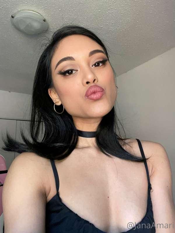 Kisses for the fans 😘 I’m running errands today and catching..