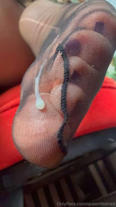 Cum on my feet😈
