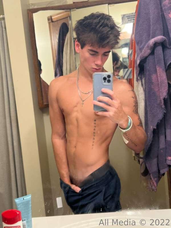 I need to clean this mirror😂