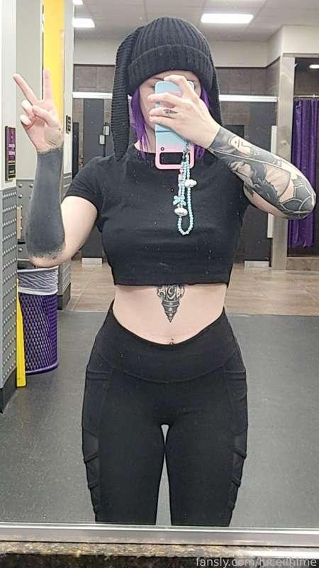 I feel like I got weak while I was away in japan lol lifting HURTSSSS haha 

#fyp #egirl #curvygirl #tattoos #workout #gym #nipples #alternative 