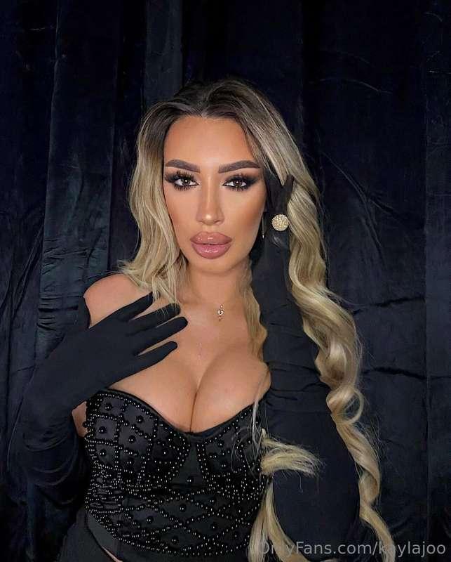 Woman in black! How do you liike that babe? 