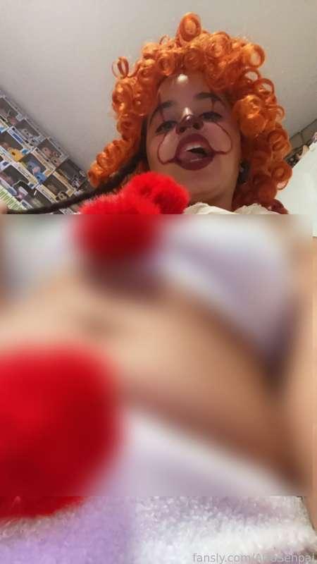 Head so good, you'll float too 🎈 

I hope everyone had an enjoyable halloween 🎃 

#fyp #cosplay #pennywise #it #clown #goober #cutie #costume #afro #curlyafro #afrocosplay #multiracial #bisexual #smallboobs #petite #ass #bubblebutt 