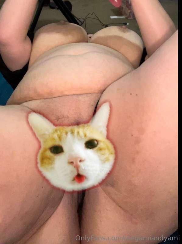 Come watch me leak while I pleasure myself and Moan with mus..