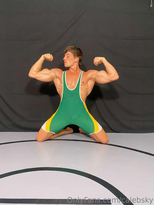 Showing off in my favorite singlet💪🏼