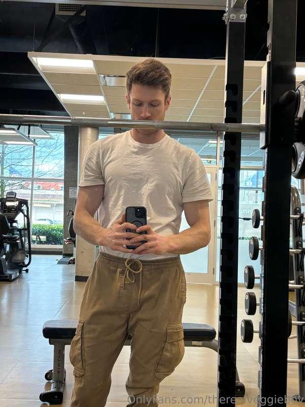 just me at the gym with a bar across my mouth because I'm sa..