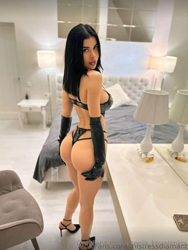 🔞Stunning brunette @mistressdiamant who is craving nothing b..