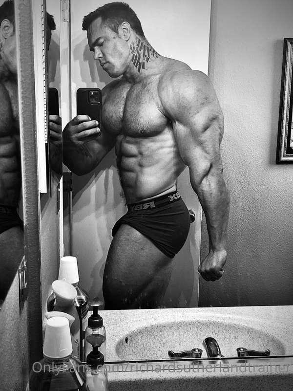 Been grinding in the gym getting ready for my next competiti..