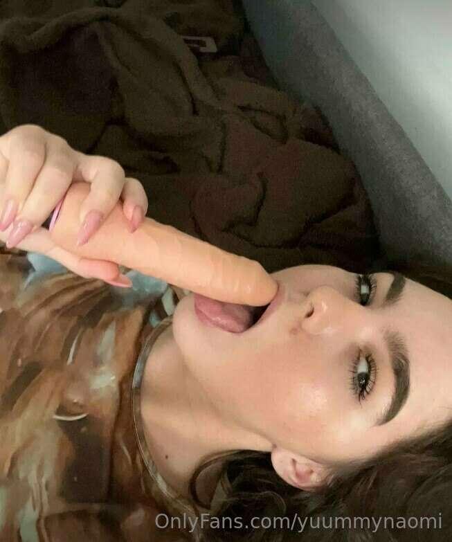 My sweet lips are already at the level of your cock...🍌 I li..