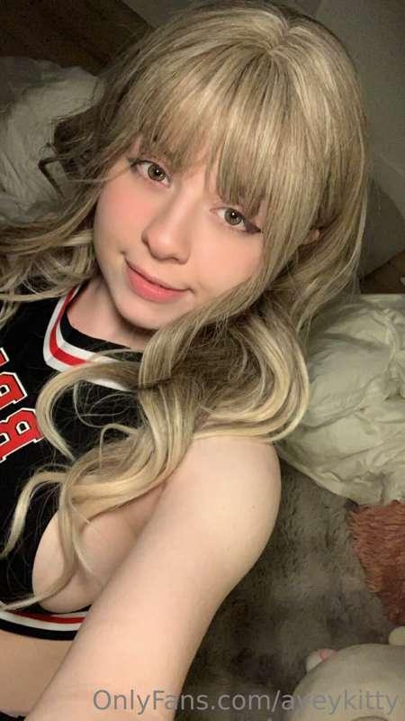 wanna get kinky with your fav lil girl tonight daddy? 😈