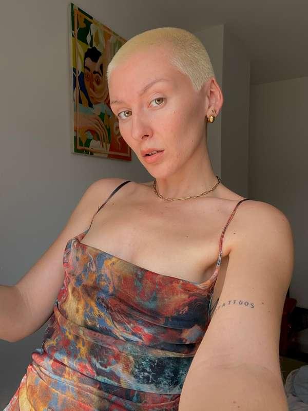 Swipe for boobs >>>>