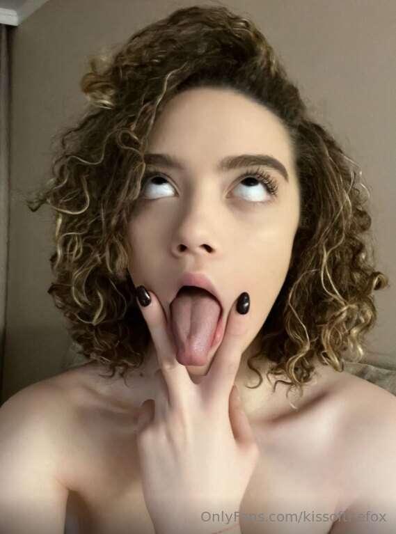 Let me distract you👉@evacurly💋Cute girl @evacurly loves to p..