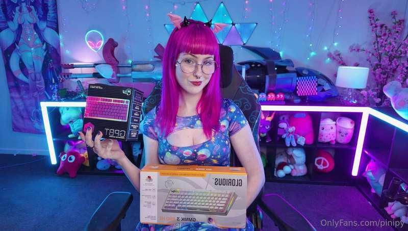 Live on http://Twitch.tv/pinipy - I'm unboxing the Glorious ..