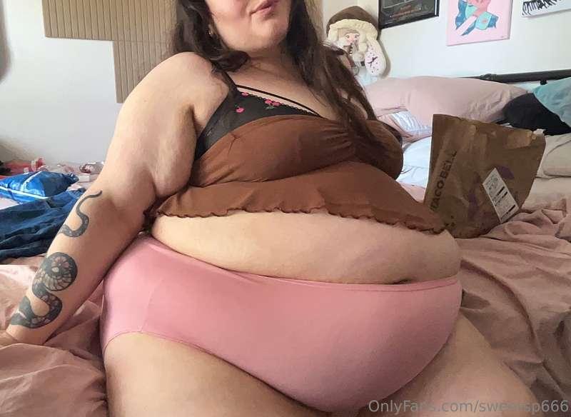 Big round scoop of neapolitan ice cream 🐽