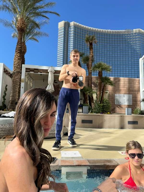 Vegas Pool shoots! 😎

With the girls
@fitbryceadams
@averydo..