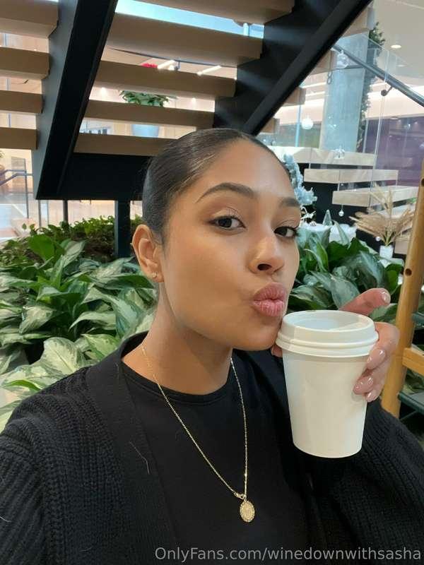 Working hard or hardly working? 

Happy Friday my loves 😘♥️