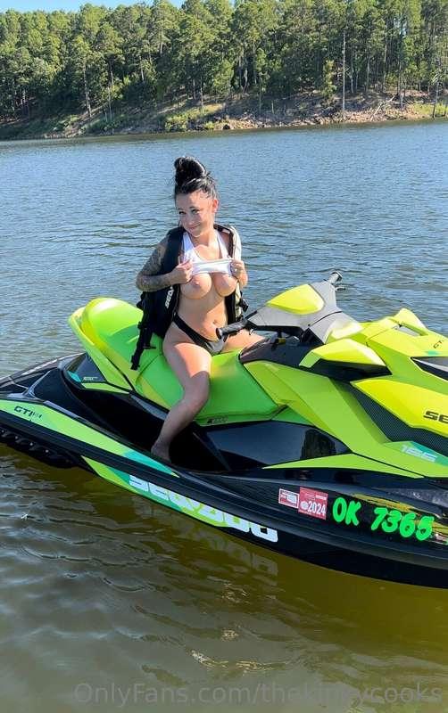Having some fun at the lake😝