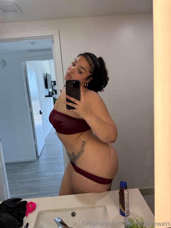 Bathroom tease or private show? I know which one you want 😈