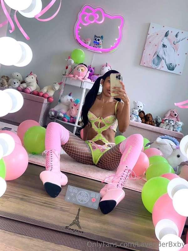 NO PPV 💕 @kittenkissxo_noppv has a BIRTHDAY SALE 🧁 Watch her..
