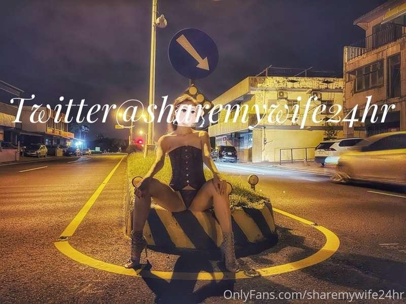 那晚就穿這樣在分隔島上外拍，活生生就像個車輛自動減速裝置，經過的車輛整個都會自動減速慢行，我想政府應該多鼓勵onlyfa..