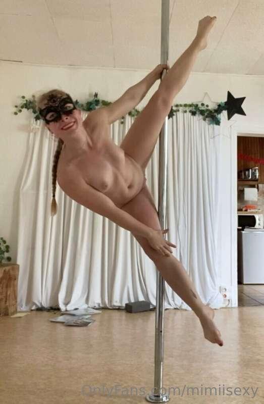 Toujours les jambes écartées cette Mimi 😏