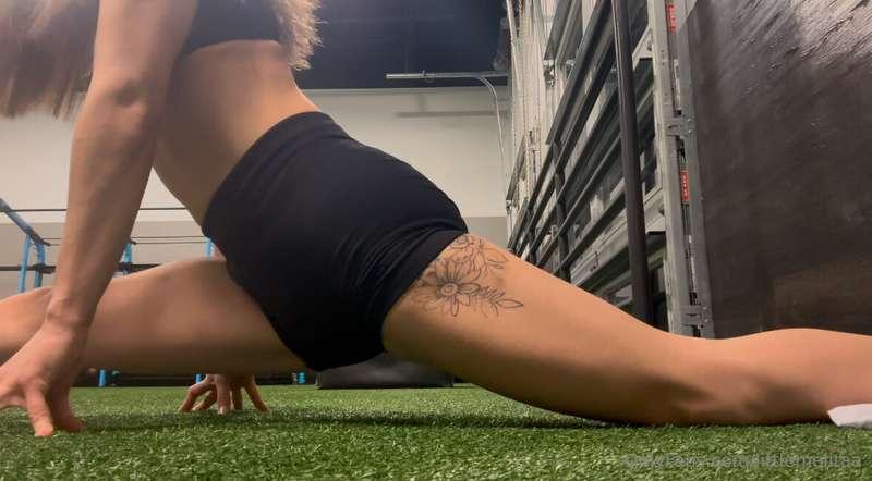 Some stretching at the gym!!!Is that gym progress visible, n..