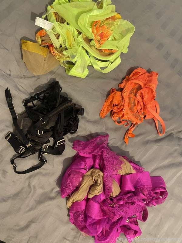 What colour shall I wear for tonight’s anal scene with @sens..