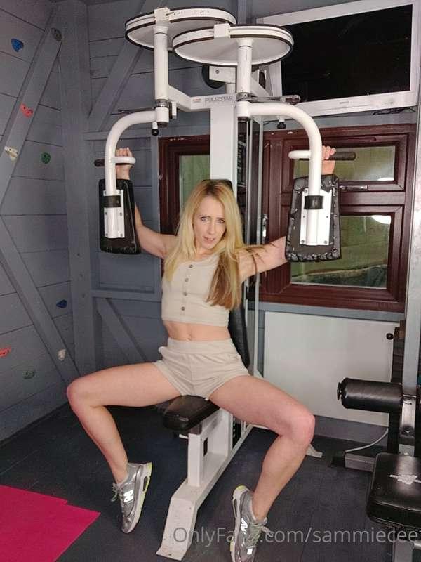 Gym girls spots you staring and begins to tease 😋