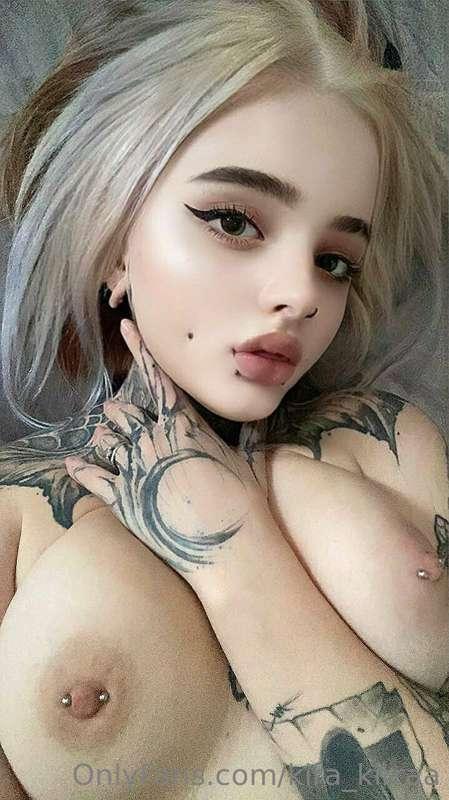 BABYGIRL WITH TATTOOS  @holly_hell 😍
SEXY CUTTIR WITH PIERCI..