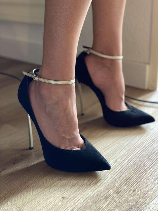 Got some new very sexy Casadei Blade high heels 👠  hey loves..