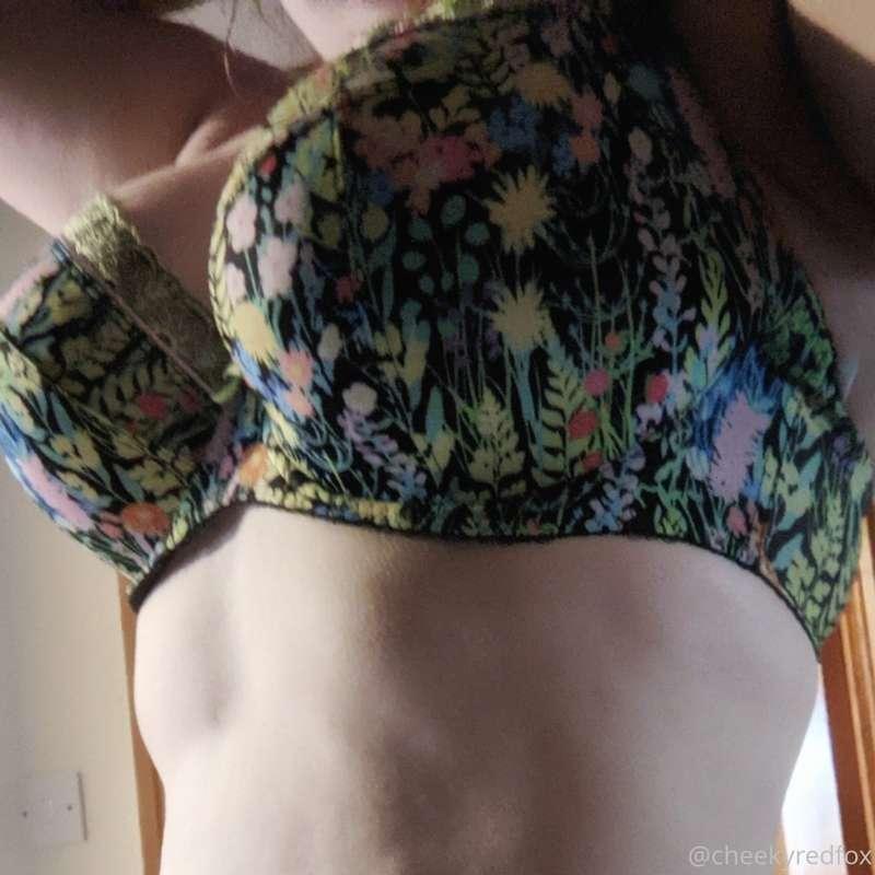 Lingerie of the day!!! Getting my favourite spring set on to..