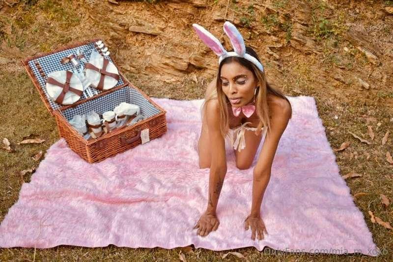 wanna cum in my rabbit hole babe? 🥕