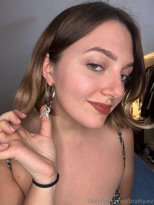 hey beta… look at the new earrings I got for you 😏 Now I’ll ..