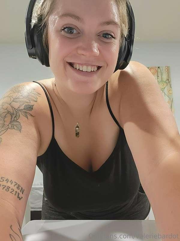 Sneaky titties while doing laundry 😋