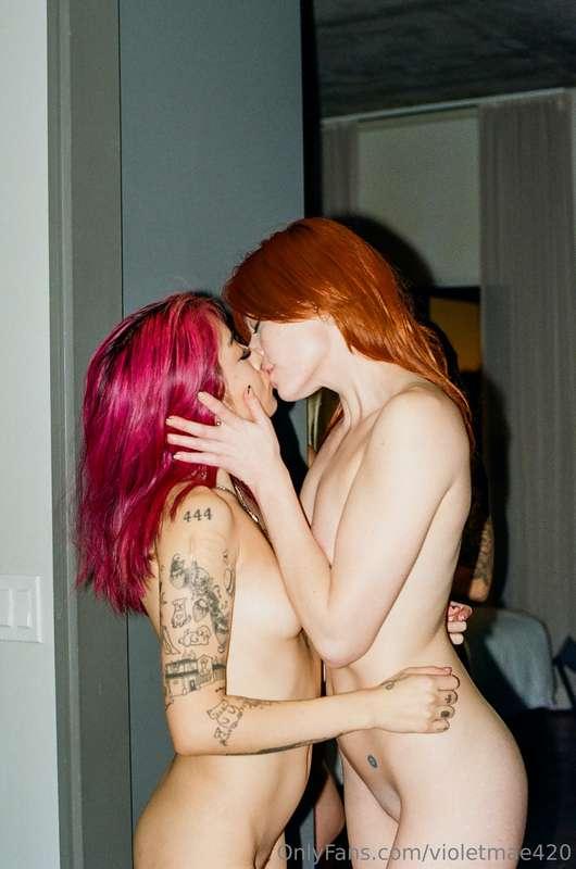 She makes me eat her out in front of my friends 🫢🫢🫢