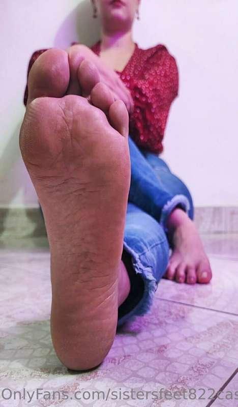 Happy Valentine's Day foot fam! How about you suck them whil..
