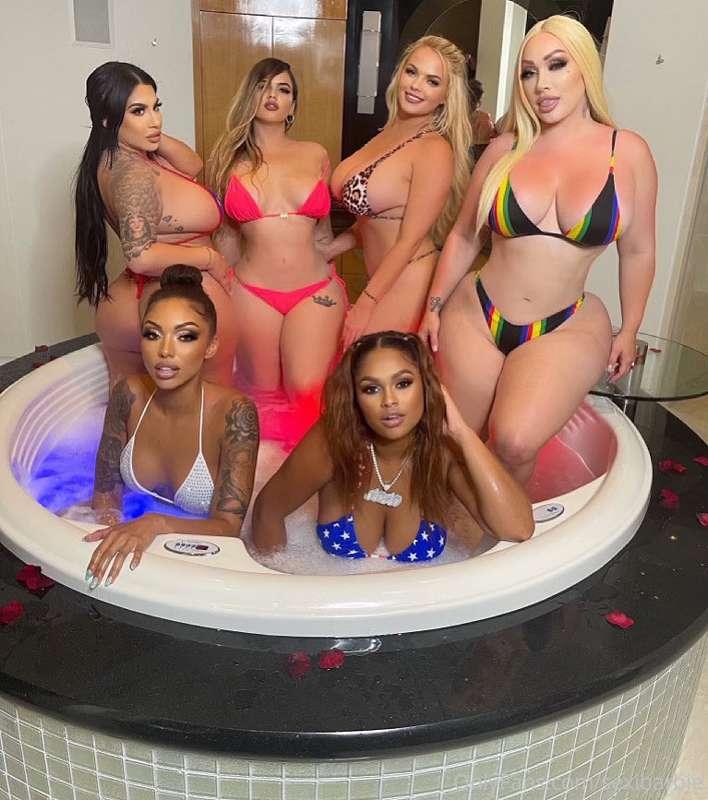 This hot tub party got more than wet 💦👀 join us! We’re dirty..