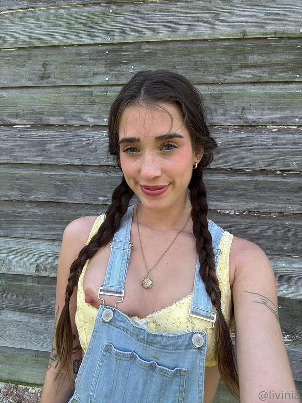 I think my nipple wants you to suck it 🫣 would you suck my n..