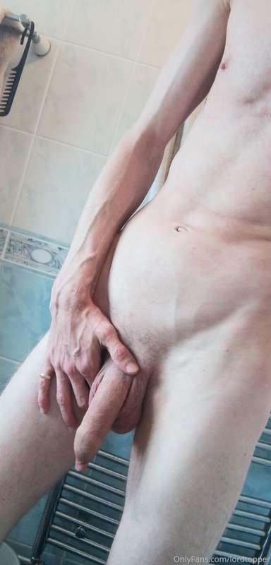 Me just chilling before shower 😜