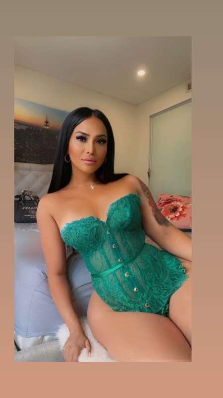 Merry Christmas babes! Waiting for my Santa gift 🎁 😗😌☺️