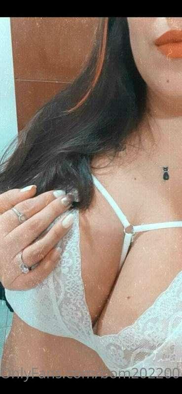 Hi daddy!! 💋 I am a chubby girl with big tits 😍

@morochasex..