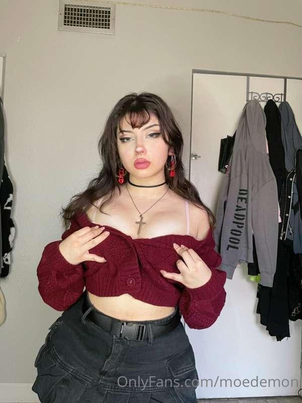 Do you like tiny skirts and thigh highs? 💋💋