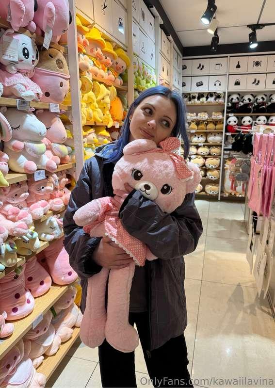 Found the cutest bear at the toy store >.< It's so nice to h..