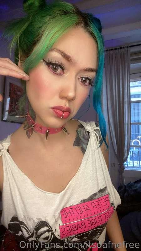 New 💜💚 https://www.twitch.tv/heydafnesg
