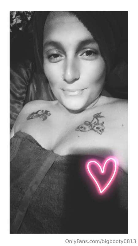 Little laying around in towel after hot 🔥 🥵 bubble bath. Who..