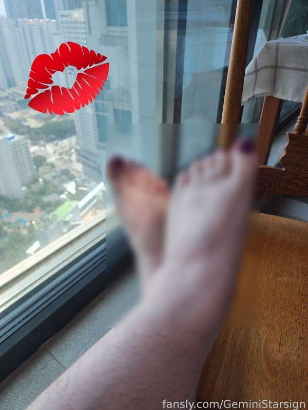 Holy moly a feet vid?? Heheh a lovely tipper on stream wanted feet, so I painted my toes while enjoying my balcony. Feel free to tip to get access too~ 
(Personal minions get this one for free haha)

#feet #nailpolish #toes #nails #fyp #foot #fyp