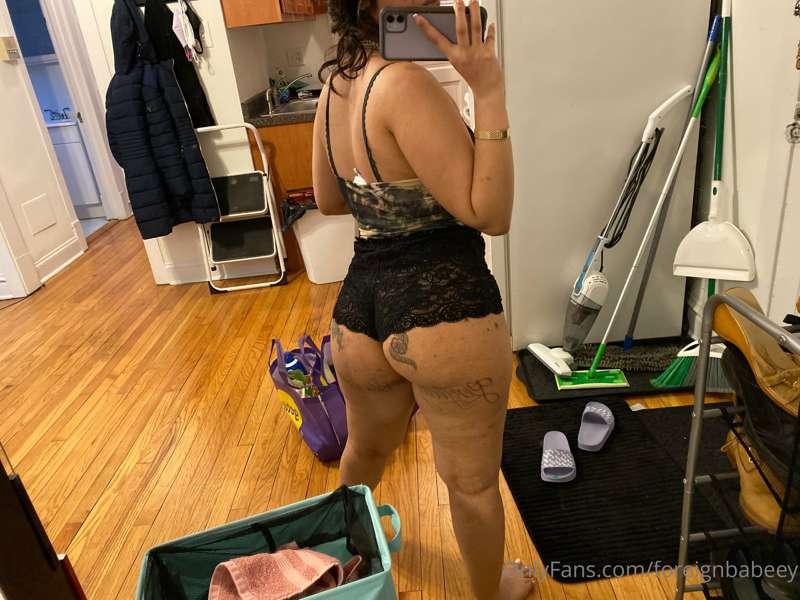 Dear subs !! Please dm me for FREE custom pics . I’m in a go..