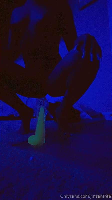 Does this dildo glow in the dark? Let’s see😋
