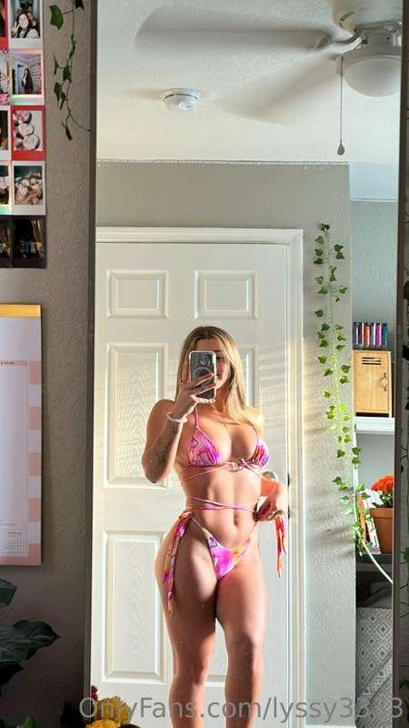 DM me im stuck at work and horny! Do we like this bikini?? ❤..